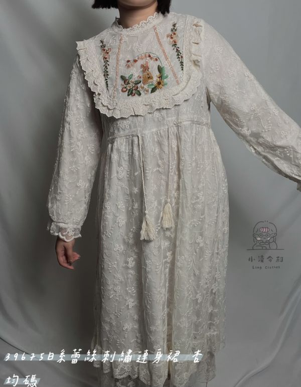 日系蕾絲刺繡連身裙 蕾絲刺繡連身裙、日系連身裙、刺繡洋裝、秋冬洋裝、女連身裙、浪漫裙、百搭連身裙、通勤洋裝、約會裙、休閒洋裝、女洋裝、秋冬百搭裙