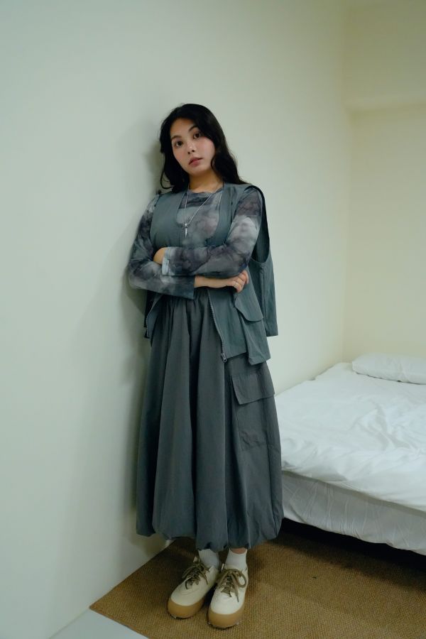 霧灰花苞裙 灰色花苞裙、花苞裙穿搭、日系文青裙、極簡風穿搭單品、女生百搭長裙