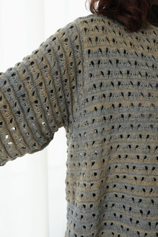 混織洞洞設計上衣 洞洞上衣、混織針織、羊毛混紡上衣、日系針織、透氣上衣、設計款上衣、針織長袖、休閒上衣、層次穿搭、秋冬針織