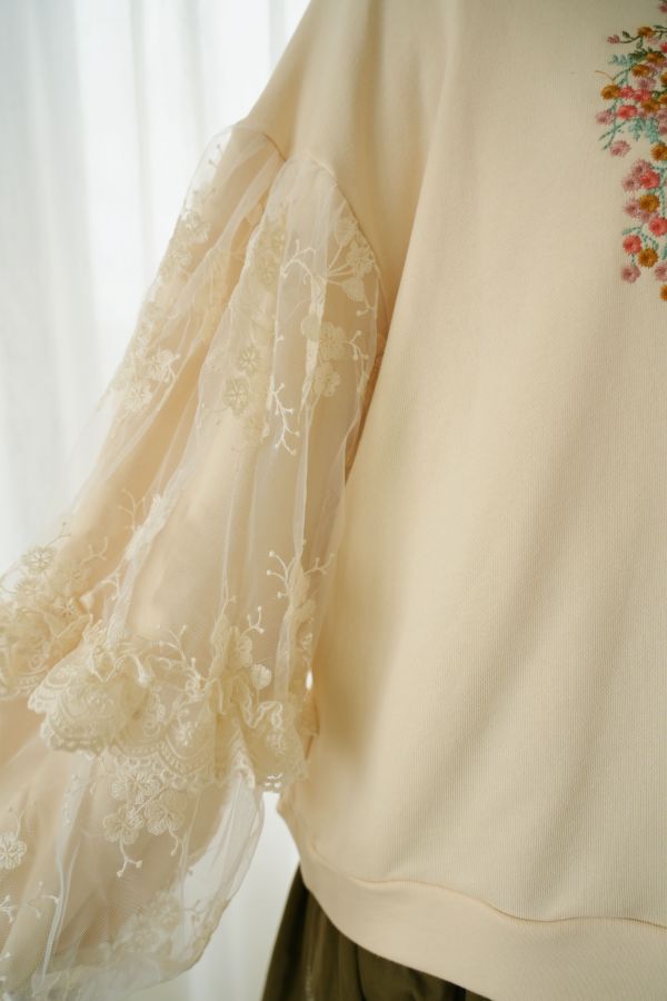 立體鴨鴨刺繡大學T 立體鴨鴨刺繡大學T、大學T、刺繡上衣、袖蕾絲設計上衣、秋冬女上衣、休閒上衣、百搭大學T、趣味刺繡上衣、日常穿搭上衣、女長袖上衣、秋冬百搭上衣、可愛刺繡上衣