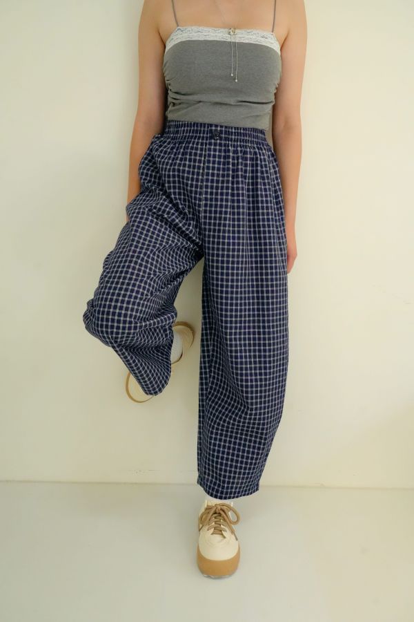 涼涼格紋蘿蔔褲 格紋蘿蔔褲、蘿蔔褲推薦、透氣涼感褲子、顯瘦版型褲、清新格紋褲、女生休閒長褲、夏日必備穿搭