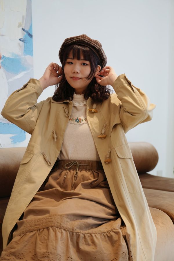 牛角釦長款外套 牛角釦長款外套、牛角釦外套、長款外套、秋冬女外套、百搭外套、休閒外套、女外套、通勤外套、日常外套、秋冬長款外套、復古外套、秋冬百搭外套