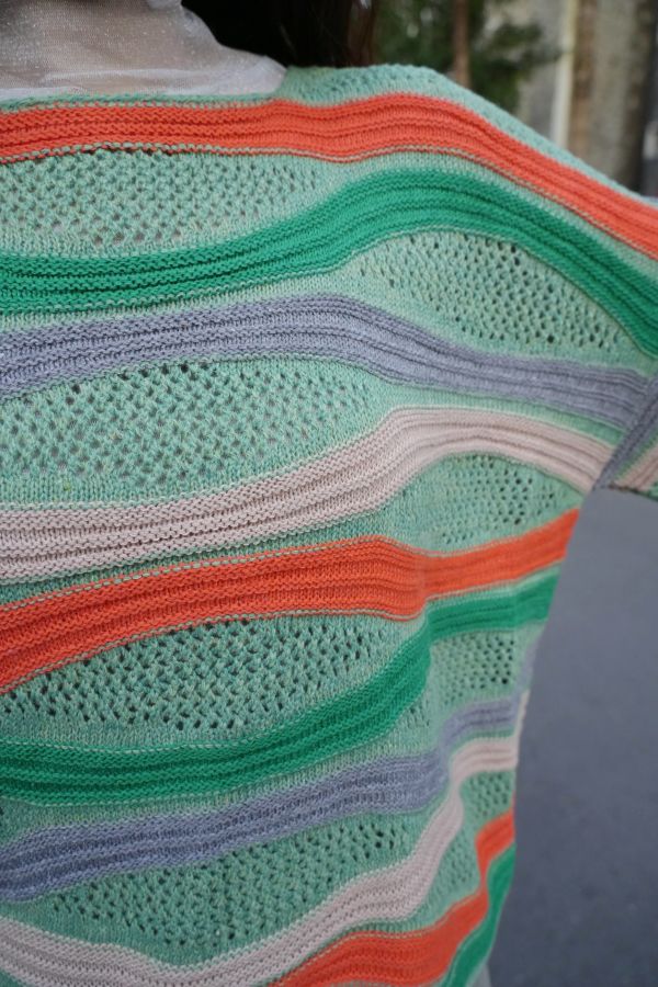 撞色條紋上衣 撞色條紋上衣、不規則條紋上衣、針織長袖、設計款上衣、日系條紋、秋冬針織、羊毛拼接上衣、休閒條紋上衣、女裝上衣、百搭針織