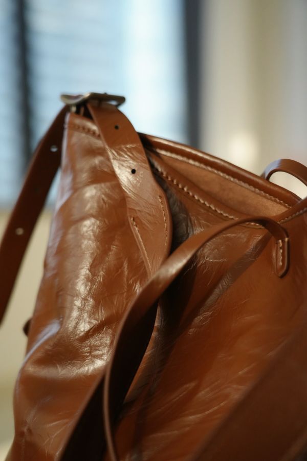焦糖古韻肩背包 焦糖古韻肩背包、棕包、棕色手提包、秋冬包、百搭包、質感包、通勤包、女包、日常包款、時尚手提包、休閒包、經典棕包、優雅包款