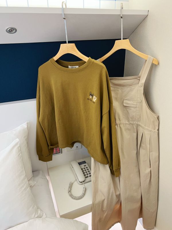 刺繡狗勾落肩T恤 刺繡狗勾T恤、落肩T恤、寬鬆上衣、可愛T恤、百搭上衣、休閒T恤、秋冬上衣、趣味刺繡T恤、日常穿搭上衣、舒適T恤、女款落肩T恤