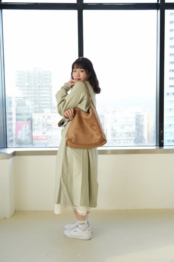 棕絨日系肩背包 棕絨肩背包、日系肩背包、麂皮包、休閒肩包、女裝包包、百搭背包、日系配件、秋冬包、質感肩背包、柔軟棕絨包