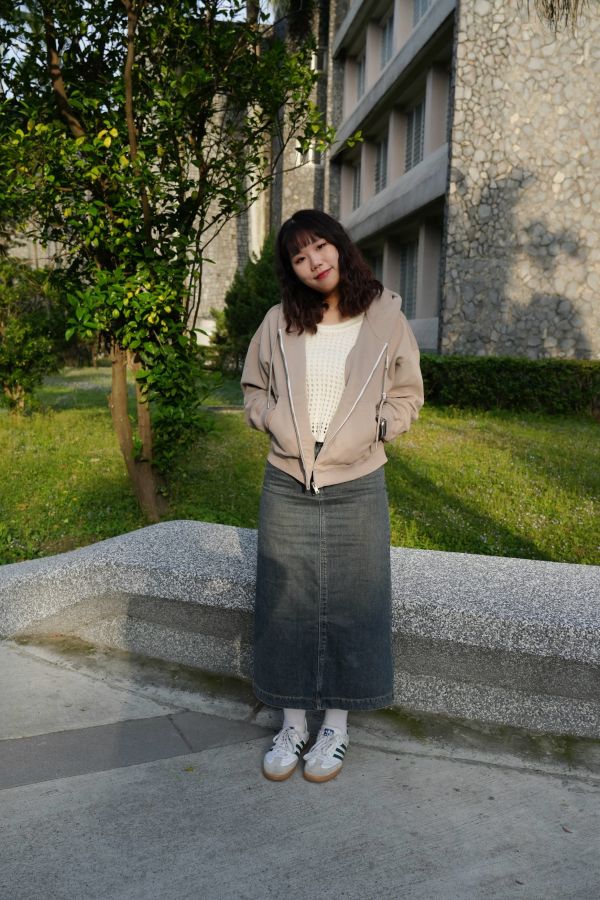 後開岔牛仔半身裙 牛仔半身裙、後開岔裙、高腰牛仔裙、日系裙款、百搭裙、修身裙、日系穿搭、氣質裙款、女裝半身裙、休閒牛仔裙