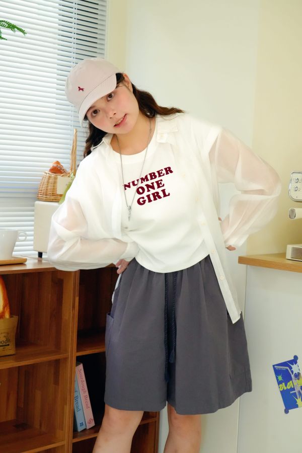 植絨字母顯腰身上衣 植絨字母上衣、顯腰身T恤、修身短袖上衣、字母設計T恤、女生短版上衣、高腰搭配上衣、簡約時尚上衣、貼身剪裁T恤