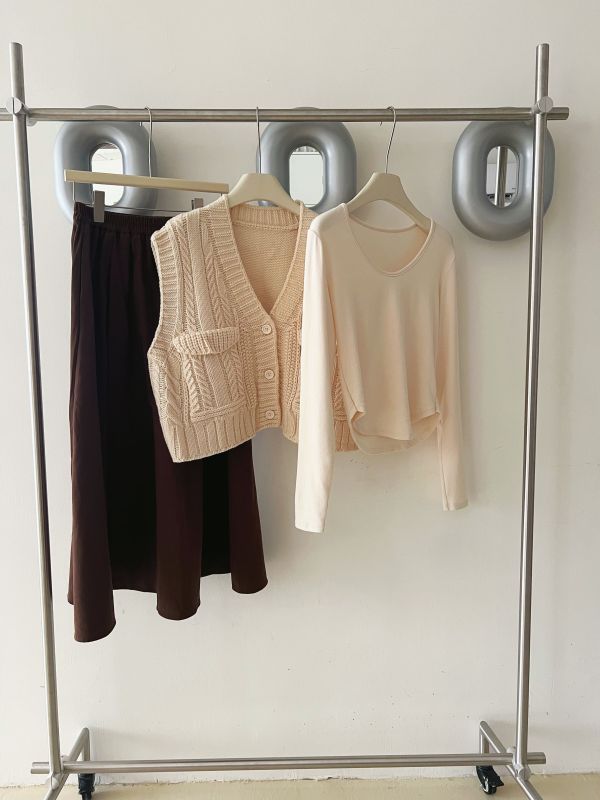 QQ寬鬆毛衣背心 毛衣背心、針織背心、日系毛衣、寬鬆毛衣背心、百搭上衣、秋冬針織、女裝背心、休閒毛衣、日系穿搭、氣質針織