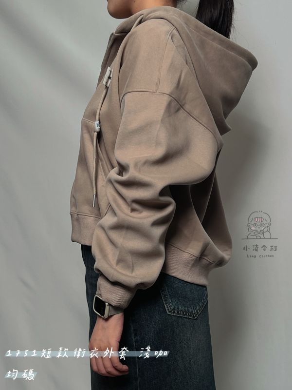 短款衛衣外套 短款衛衣外套、短版休閒上衣、日系外套、淺咖色衛衣、百搭外套、女裝衛衣、舒適上衣、日系穿搭、休閒短款外套、秋冬上衣