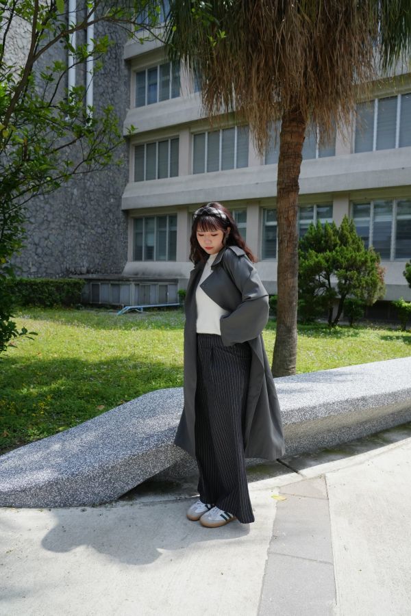 後鬆緊條紋挺版寬褲 寬褲、條紋褲、挺版長褲、鬆緊褲頭、通勤褲、日系穿搭、氣質長褲、百搭寬褲、亞麻混紡褲、韓系女裝