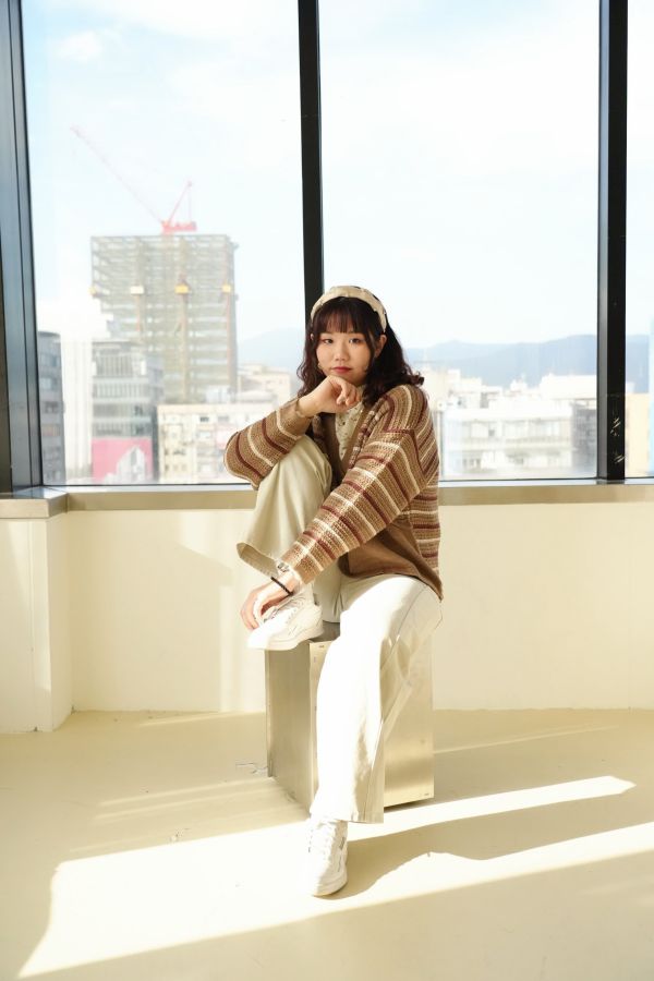 設計師款單釦針織外套 單釦針織外套、設計師款毛衣外套、日系針織、百搭外套、女裝針織、秋冬上衣、舒適針織、日系穿搭、簡約毛衣外套、通勤針織