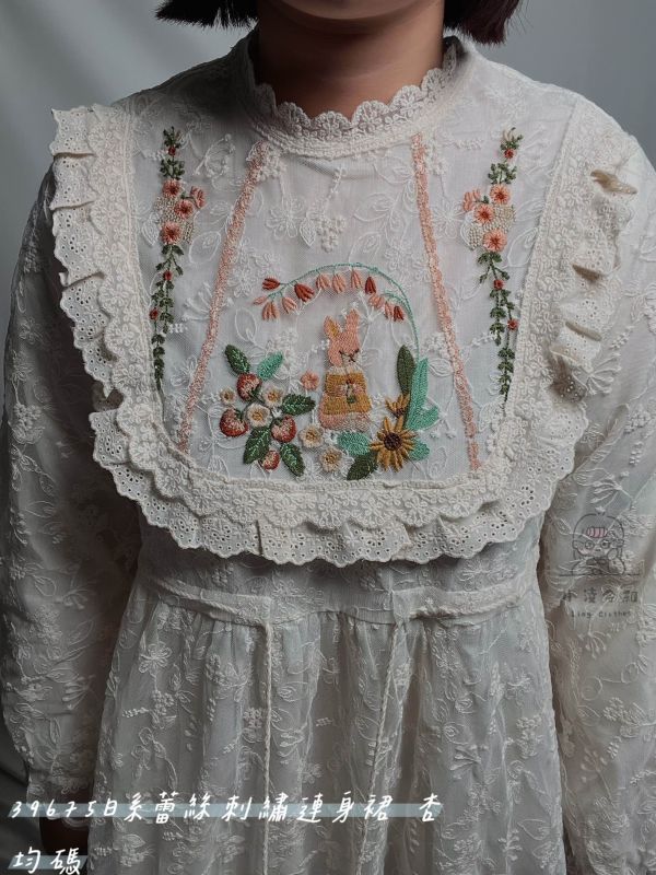 日系蕾絲刺繡連身裙 蕾絲刺繡連身裙、日系連身裙、刺繡洋裝、秋冬洋裝、女連身裙、浪漫裙、百搭連身裙、通勤洋裝、約會裙、休閒洋裝、女洋裝、秋冬百搭裙