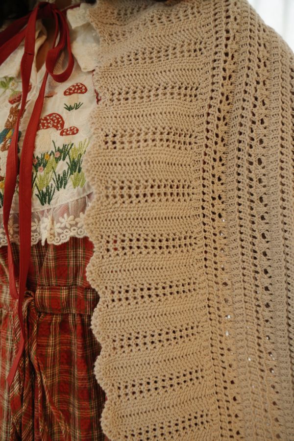 針織披肩背心 針織披肩背心、日系針織毛衣、寬鬆背心、層次穿搭、百搭毛衣、秋冬針織、女裝針織、舒適毛衣、日系穿搭、休閒背心