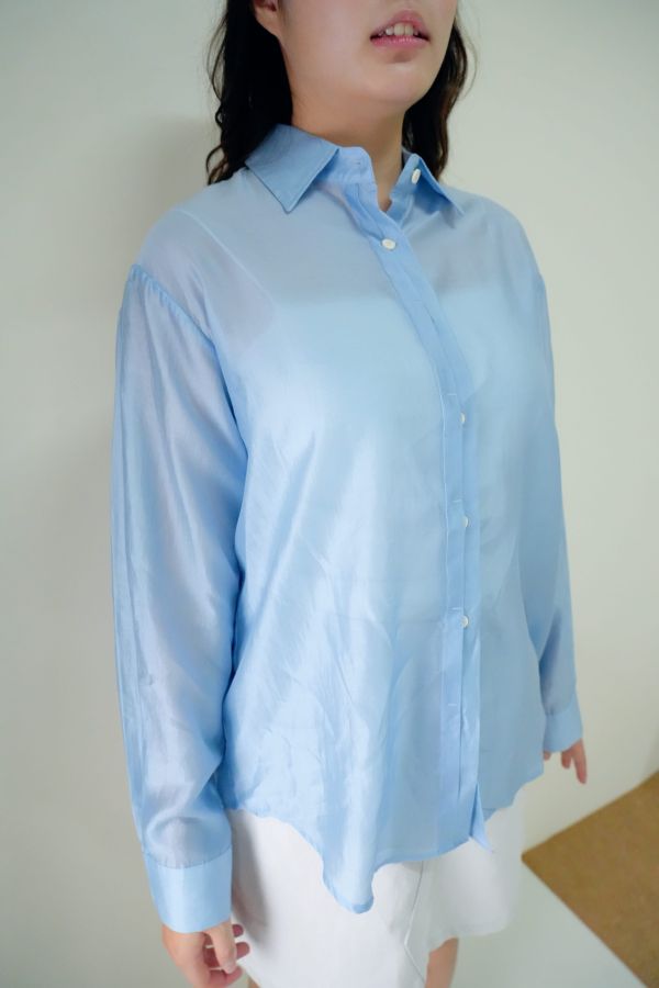 霧光天絲襯衫 天絲材質襯衫推薦、氣質感長袖上衣、輕薄天絲襯衫、柔霧光澤上衣、通勤穿搭襯衫、天絲長袖女裝、簡約氣質襯衫、女生質感上衣推薦