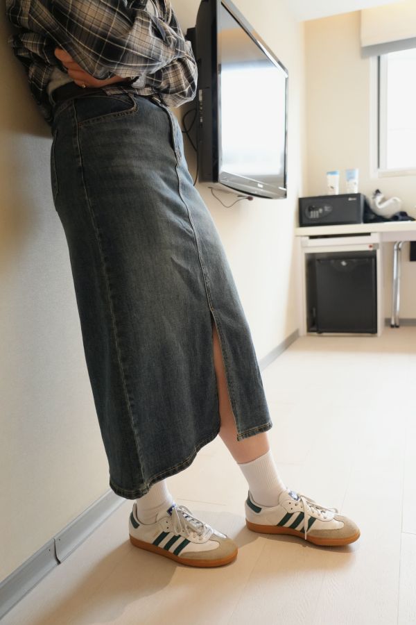 前開岔牛仔半身裙 牛仔半身裙、前開岔裙、高腰牛仔裙、日系裙款、百搭裙、修身裙、日系穿搭、氣質裙款、女裝半身裙、休閒牛仔裙