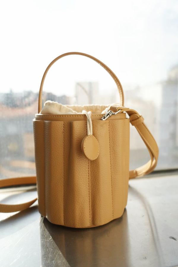 杏仁水桶包 杏仁水桶包、水桶包、杏仁色包包、秋冬包、手提包、百搭包、休閒包、女包、通勤包、時尚包款、質感包、日常包