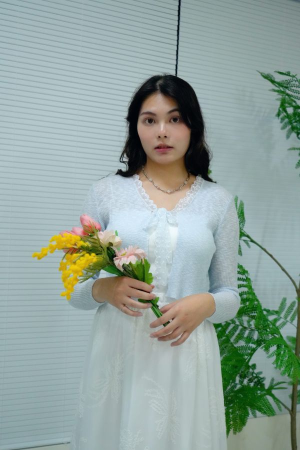 蕾絲綁帶罩衫 蕾絲綁帶罩衫、氣質罩衫推薦、輕薄蕾絲外套、春夏罩衫穿搭、約會穿搭單品、女生百搭罩衫、浪漫風格罩衫