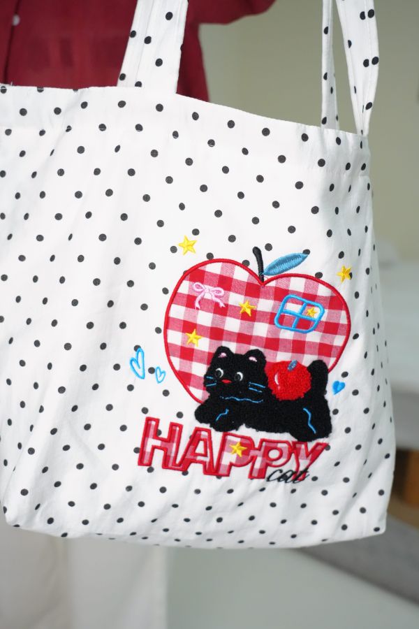 波點蘋果小貓刺繡肩背包 波點包、刺繡包、小貓包、肩背包、托特包、文青包、可愛包包、蘋果包、日系包包、氣質肩背包、少女包、百搭包包、上課包、出遊包、可愛刺繡肩背包、小貓刺繡包