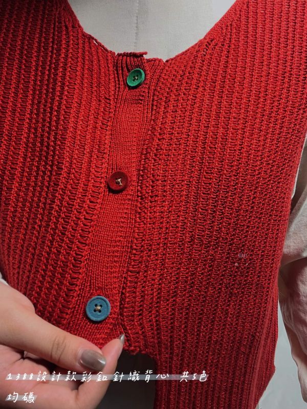 設計款彩釦針織背心 設計針織背心、彩釦背心、百搭背心、日系穿搭、層次穿搭、棉質針織、秋冬背心