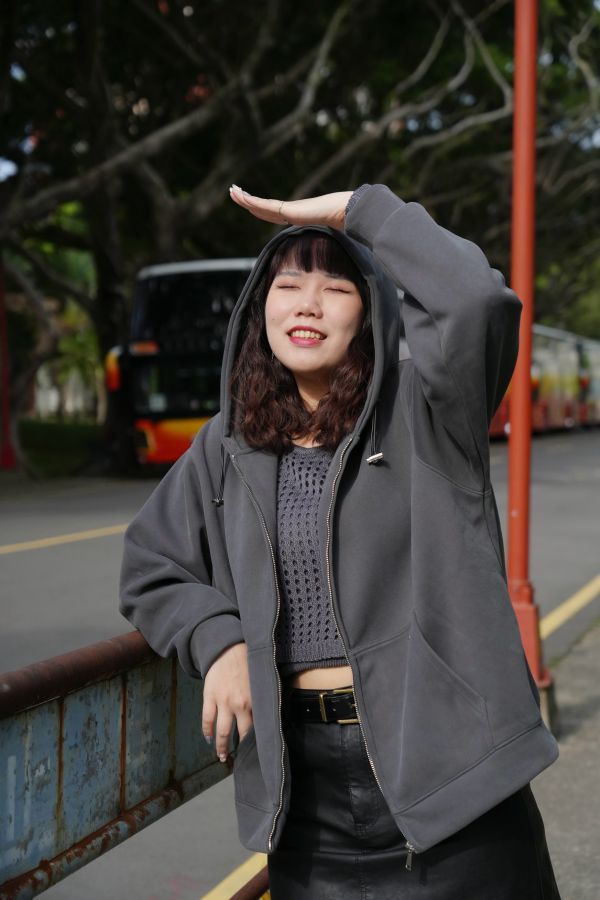 帽款口袋標外套 帽款口袋標外套、口袋外套、秋冬外套、街頭休閒外套、百搭外套、帽款外套、女外套、通勤外套、日常外套、休閒風衣、街頭風衣、秋冬帽款外套
