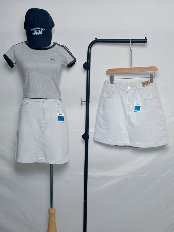 灰洗丹寧Ａ字裙 牛仔短裙推薦、顯瘦A字裙、高腰丹寧裙、女生牛仔裙穿搭、修飾腿型裙款、四季百搭裙子