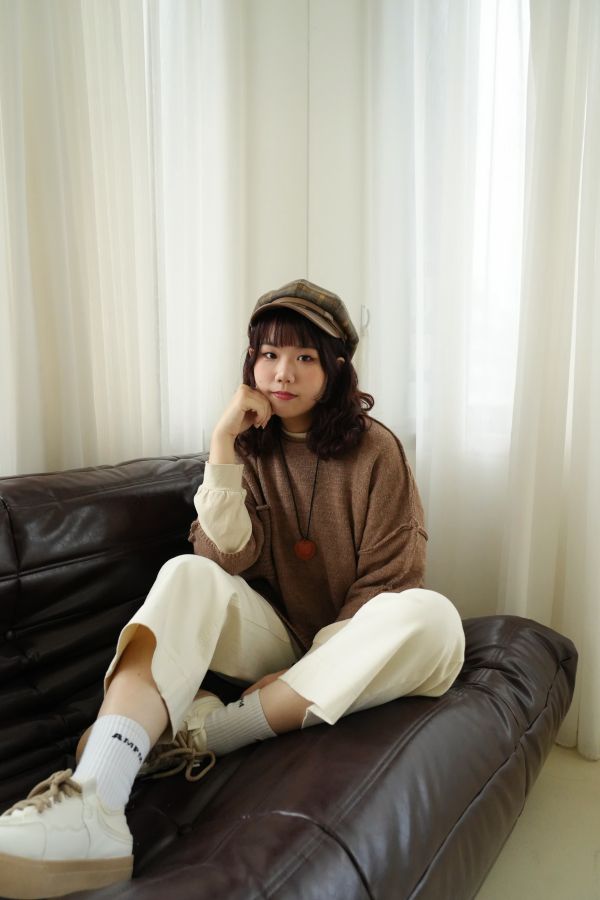 日系百搭側開上衣 日系側開上衣、側開衩上衣、羊毛混紡針織、百搭上衣、秋冬針織上衣、日系穿搭、咖色上衣、寬鬆針織、休閒長袖、混紡上衣