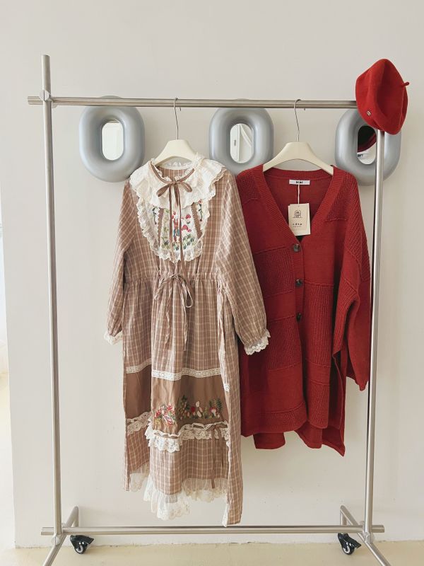 在田園裡的森系愛麗絲 系愛麗絲連身裙、田園連身裙、愛麗絲洋裝、秋冬連身裙、咖色連身裙、紅色連身裙、女洋裝、百搭連身裙、浪漫裙、日常洋裝、約會裙、森系洋裝