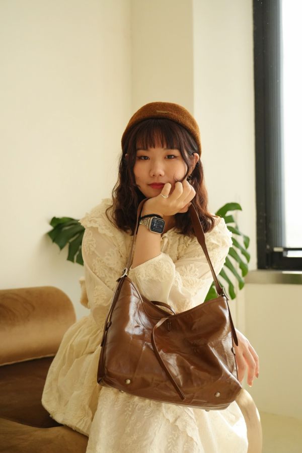 焦糖古韻肩背包 焦糖古韻肩背包、棕包、棕色手提包、秋冬包、百搭包、質感包、通勤包、女包、日常包款、時尚手提包、休閒包、經典棕包、優雅包款