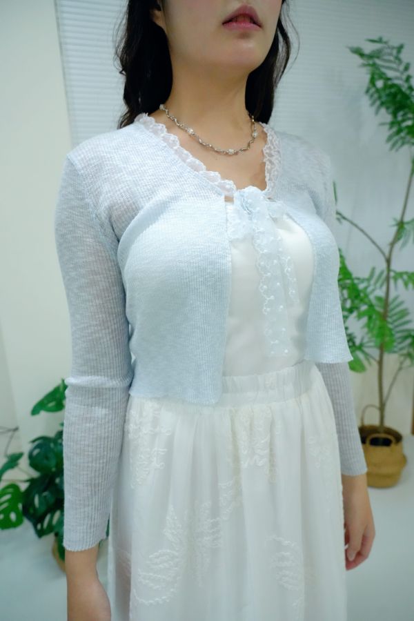 蕾絲綁帶罩衫 蕾絲綁帶罩衫、氣質罩衫推薦、輕薄蕾絲外套、春夏罩衫穿搭、約會穿搭單品、女生百搭罩衫、浪漫風格罩衫