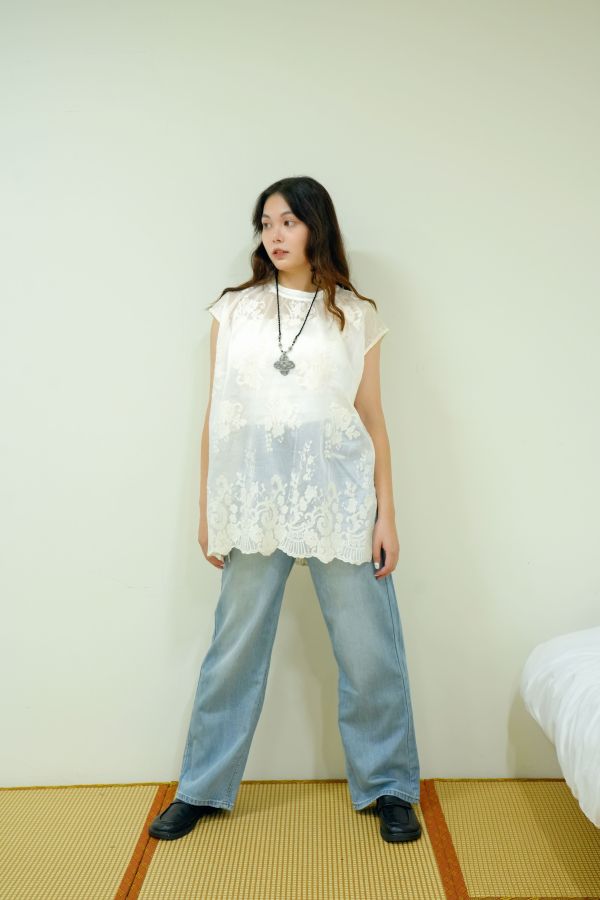 天絲刺繡背心 天絲刺繡背心、白色背心、天絲背心、刺繡背心、夏季背心、女生背心、內搭背心、優雅背心、柔軟背心、百搭背心、休閒背心、甜美背心、日常穿搭背心、細緻刺繡背心
