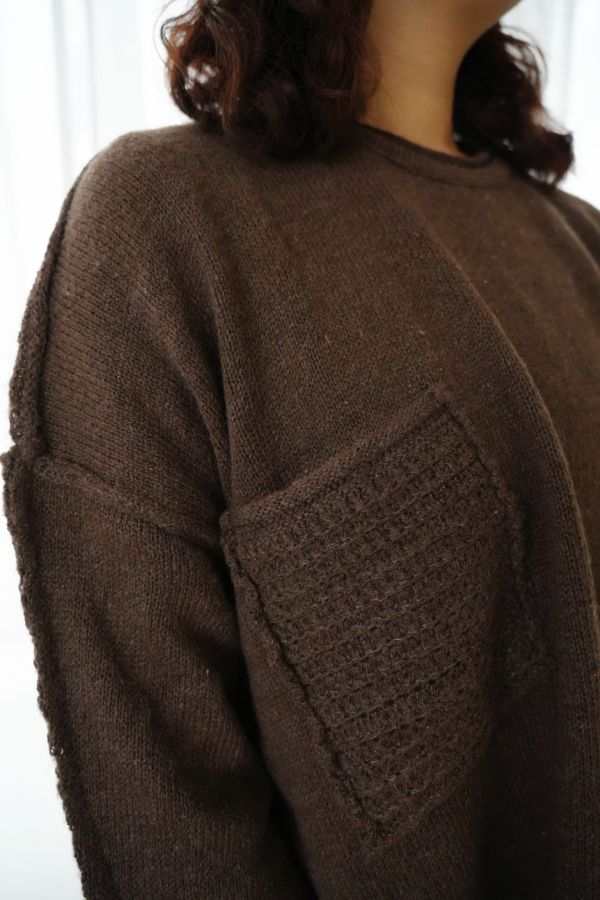 日系百搭側開上衣 日系側開上衣、側開衩上衣、羊毛混紡針織、百搭上衣、秋冬針織上衣、日系穿搭、咖色上衣、寬鬆針織、休閒長袖、混紡上衣