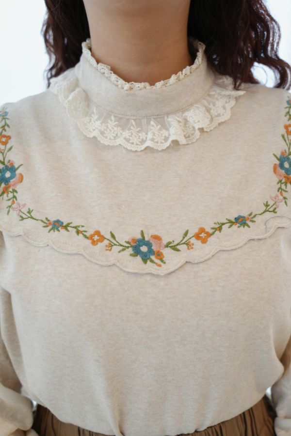 拼接蕾絲刺繡上衣 拼接蕾絲刺繡上衣、蕾絲刺繡上衣、拼接上衣、秋冬女上衣、百搭上衣、優雅上衣、女上衣、休閒上衣、通勤上衣、約會上衣、浪漫刺繡上衣、秋冬穿搭上衣