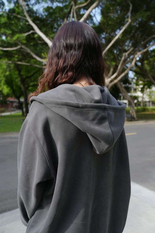 帽款口袋標外套 帽款口袋標外套、口袋外套、秋冬外套、街頭休閒外套、百搭外套、帽款外套、女外套、通勤外套、日常外套、休閒風衣、街頭風衣、秋冬帽款外套