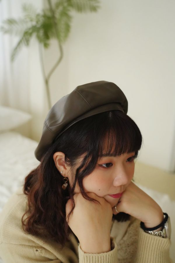 皮革貝蕾帽 皮革貝蕾帽、時尚貝蕾帽、皮帽、百搭貝蕾帽、秋冬帽、個性帽、質感帽子、法式帽、街頭風帽、黑色貝蕾帽、造型帽推薦、時尚配件