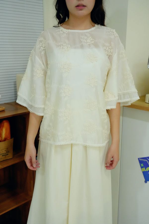 飛飛袖天絲繡花上衣 天絲上衣、天絲繡花上衣、日系上衣、氣質上衣、透氣上衣、夏季上衣、女裝上衣、百搭上衣、刺繡上衣、天絲女裝、天絲襯衫、天絲短袖