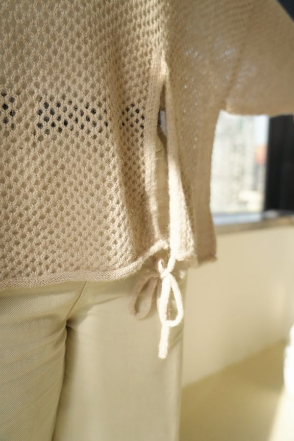 日系綁帶針織上衣 綁帶針織上衣、日系毛衣、針織毛衣上衣、氣質上衣、百搭針織、秋冬針織、女裝針織、日系穿搭、舒適毛衣、優雅針織