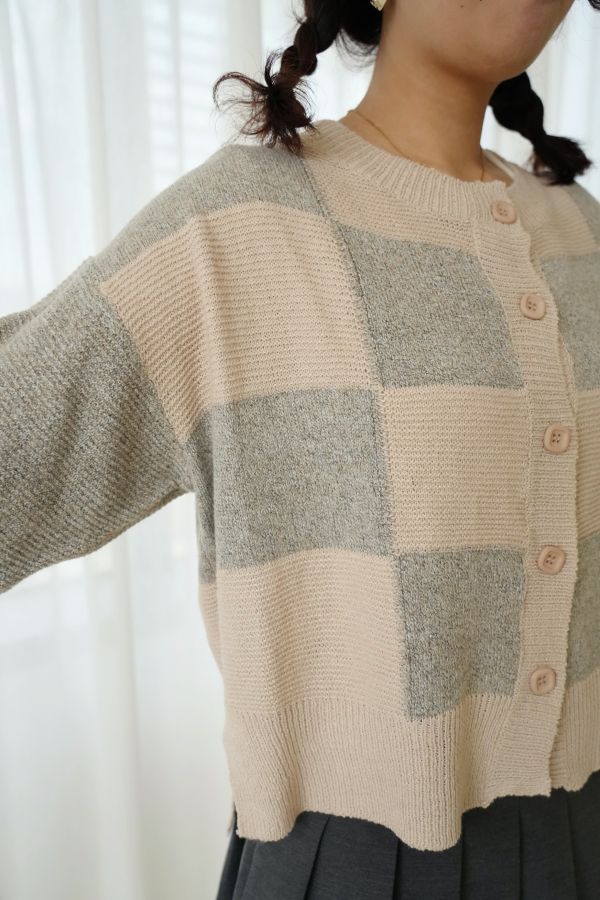 寬鬆格紋針織外套 格紋針織外套、寬鬆毛衣外套、日系針織、百搭外套、女裝針織、舒適針織、秋冬上衣、日系穿搭、休閒毛衣、格紋上衣