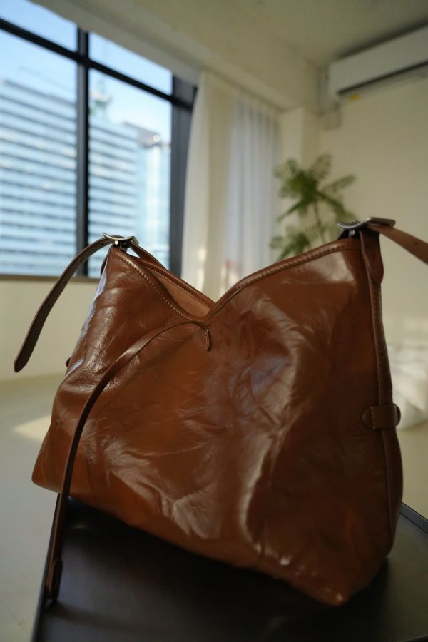 焦糖古韻肩背包 焦糖古韻肩背包、棕包、棕色手提包、秋冬包、百搭包、質感包、通勤包、女包、日常包款、時尚手提包、休閒包、經典棕包、優雅包款