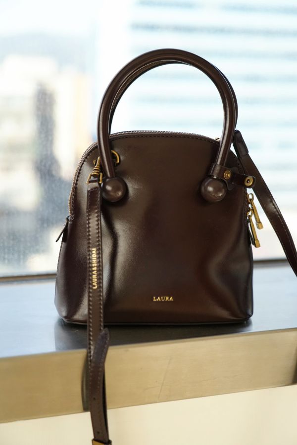 沉香烏木斜背包 斜背包、沉香烏木包、日系小包、百搭包款、休閒斜背包、質感包、女裝包、通勤包、日系包款、小巧手提包