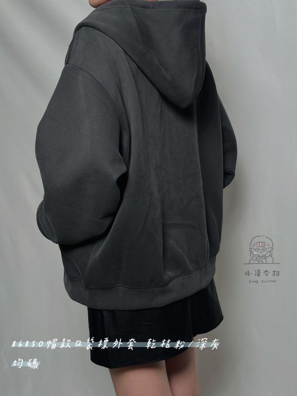 帽款口袋標外套 帽款口袋標外套、口袋外套、秋冬外套、街頭休閒外套、百搭外套、帽款外套、女外套、通勤外套、日常外套、休閒風衣、街頭風衣、秋冬帽款外套