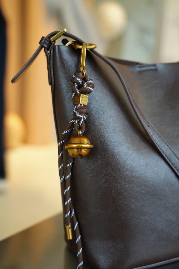 烏木咖水桶包 水桶包、日系手提包、植鞣皮包、百搭小包、烏木咖包、耐用小包、日系包款、通勤包、質感手提包、休閒包