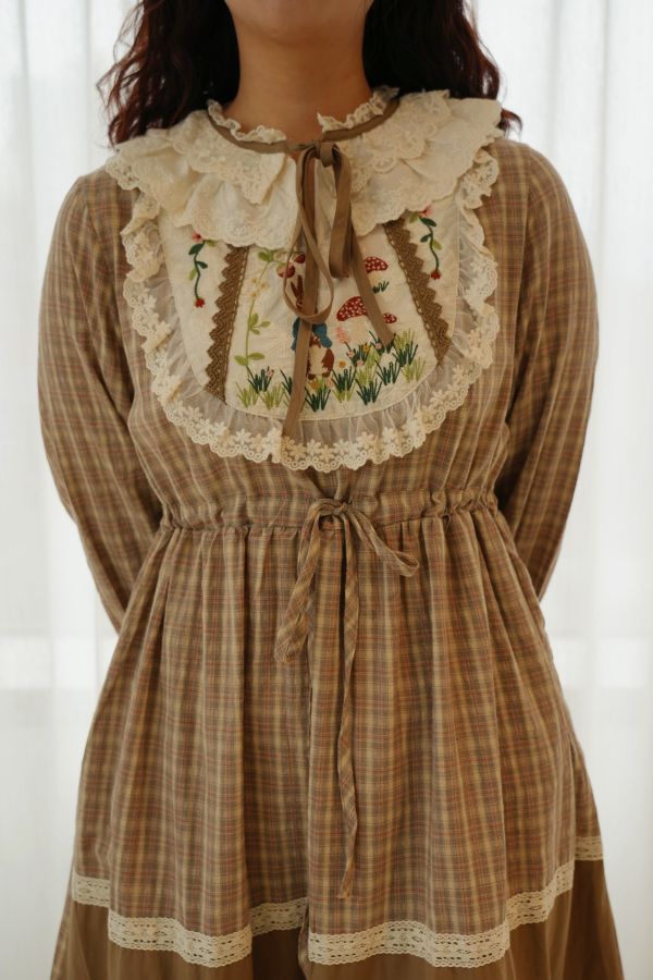 在田園裡的森系愛麗絲 系愛麗絲連身裙、田園連身裙、愛麗絲洋裝、秋冬連身裙、咖色連身裙、紅色連身裙、女洋裝、百搭連身裙、浪漫裙、日常洋裝、約會裙、森系洋裝