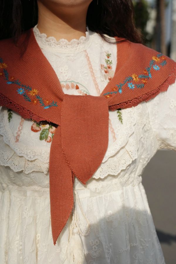 蕾絲刺繡針織領巾 針織領巾、蕾絲刺繡圍巾、日系領巾、氣質圍巾、百搭配件、女裝領巾、舒適圍巾、秋冬配件、日系穿搭、針織圍巾