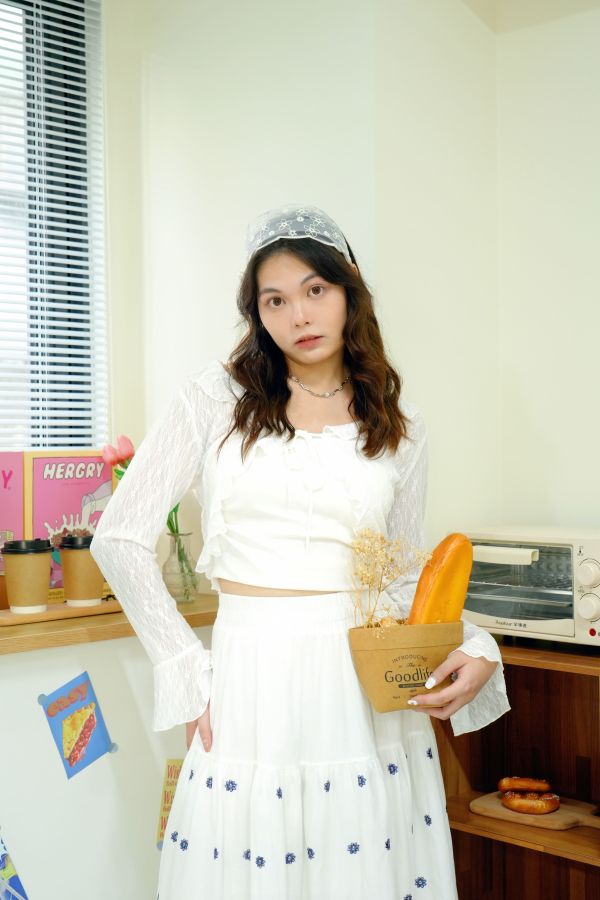 渡假風綁帶小罩衫 渡假風綁帶罩衫、夏日輕薄罩衫、海邊穿搭罩衫、綁帶設計罩衫、輕盈飄逸外套、比基尼外罩衣、夏季外出罩衫、度假風小外套、沙灘罩衫女