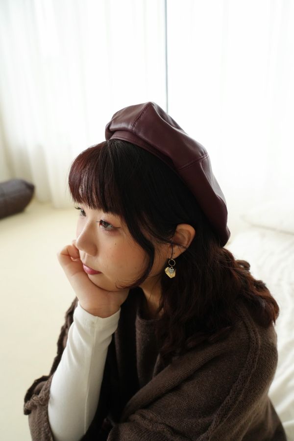 皮革貝蕾帽 皮革貝蕾帽、時尚貝蕾帽、皮帽、百搭貝蕾帽、秋冬帽、個性帽、質感帽子、法式帽、街頭風帽、黑色貝蕾帽、造型帽推薦、時尚配件