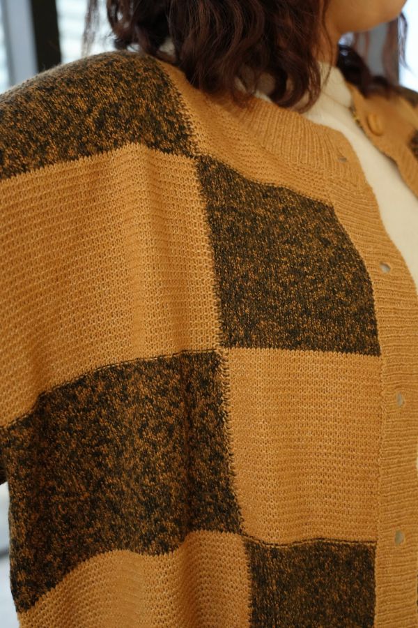 寬鬆格紋針織外套 格紋針織外套、寬鬆毛衣外套、日系針織、百搭外套、女裝針織、舒適針織、秋冬上衣、日系穿搭、休閒毛衣、格紋上衣