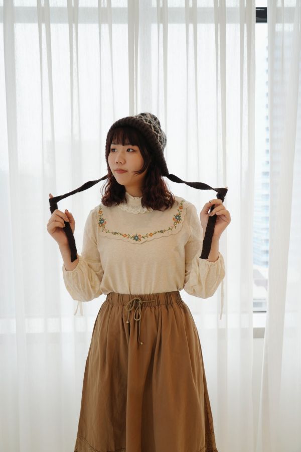 拼接蕾絲刺繡上衣 拼接蕾絲刺繡上衣、蕾絲刺繡上衣、拼接上衣、秋冬女上衣、百搭上衣、優雅上衣、女上衣、休閒上衣、通勤上衣、約會上衣、浪漫刺繡上衣、秋冬穿搭上衣