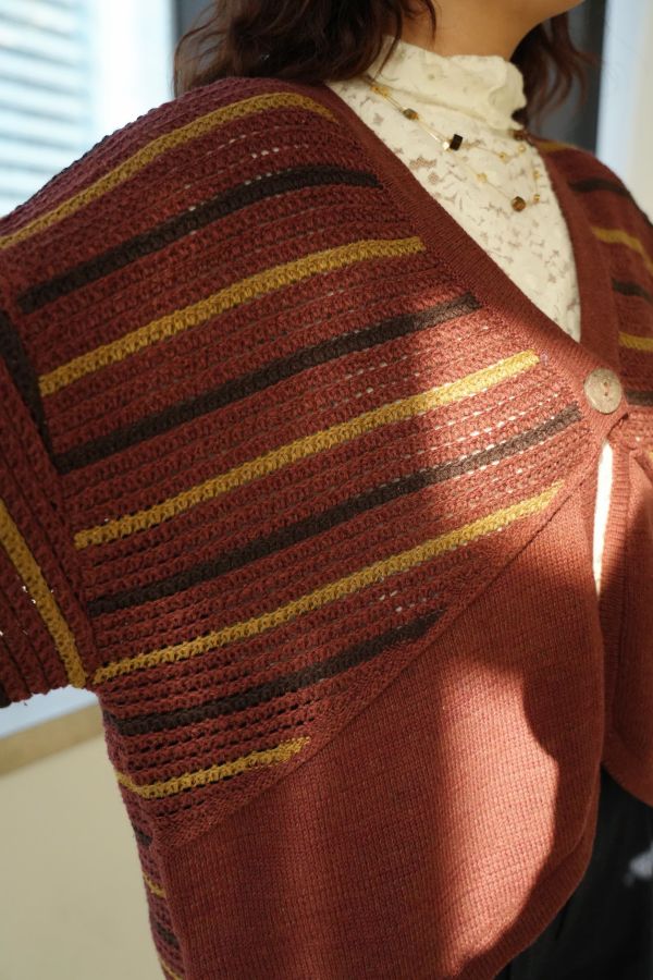 設計師款單釦針織外套 單釦針織外套、設計師款毛衣外套、日系針織、百搭外套、女裝針織、秋冬上衣、舒適針織、日系穿搭、簡約毛衣外套、通勤針織