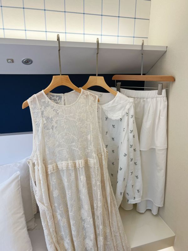 重工蕾絲背心裙 蕾絲背心裙、無袖連身裙、日系裙款、氣質連身裙、棉混纖維裙、杏色裙、日系穿搭、百搭裙款、春夏連身裙、女神裙